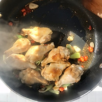 懒人下饭菜：鲜美鸡翅根乱炖蔬菜的做法图解4