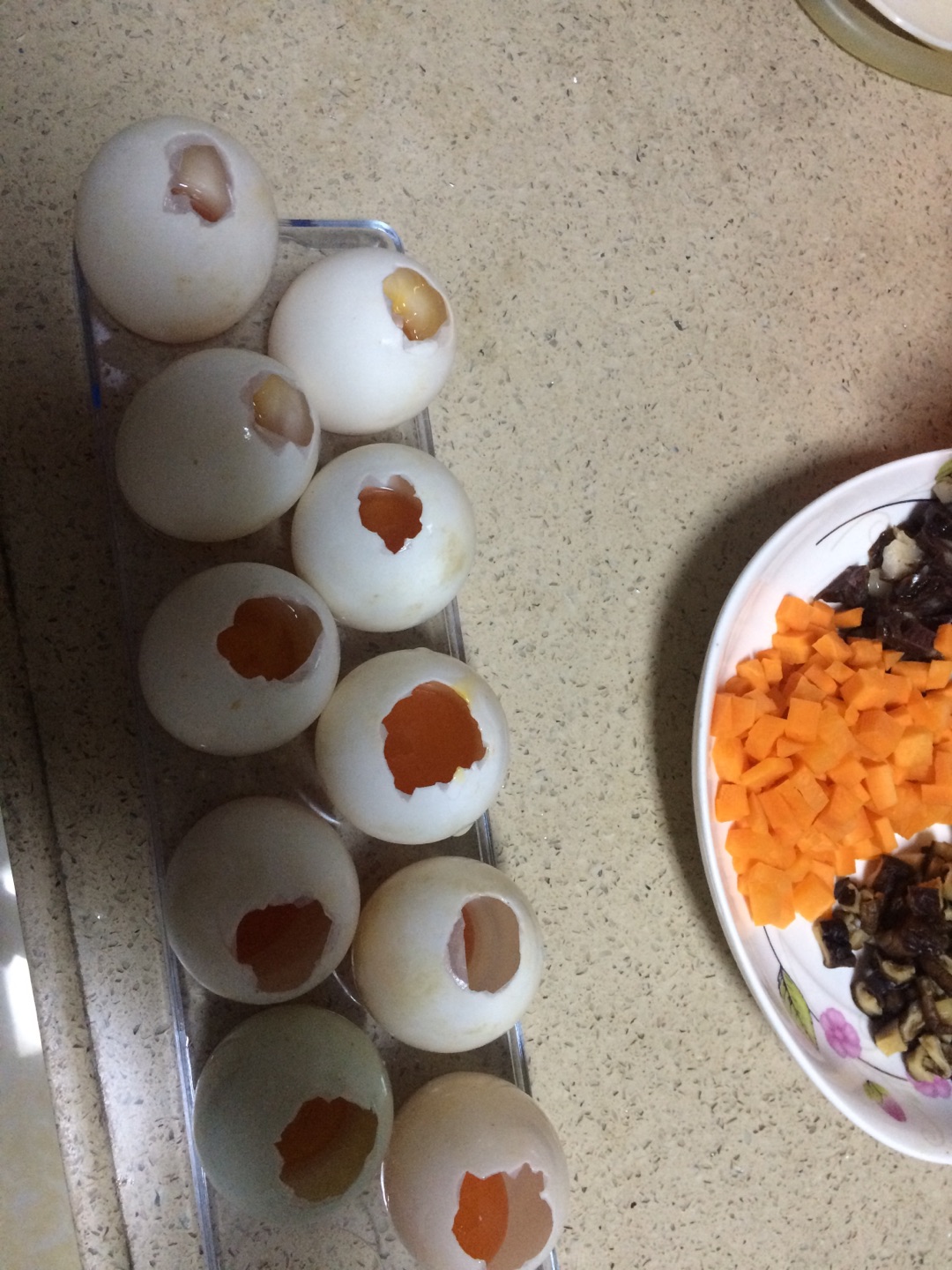 试吃粽子与咸鸭蛋的奇异组合“黄金糯米蛋”，味道有点出乎意料_凤凰网视频_凤凰网