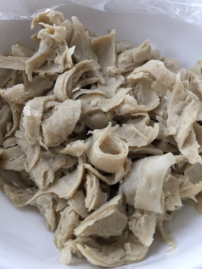 青红椒面筋炒肉丝的做法图解2