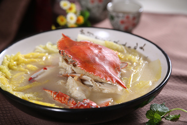 鸡汤白菜煲海蟹——捷赛私房菜的做法