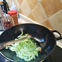 酸菜炒苦瓜的做法图解2