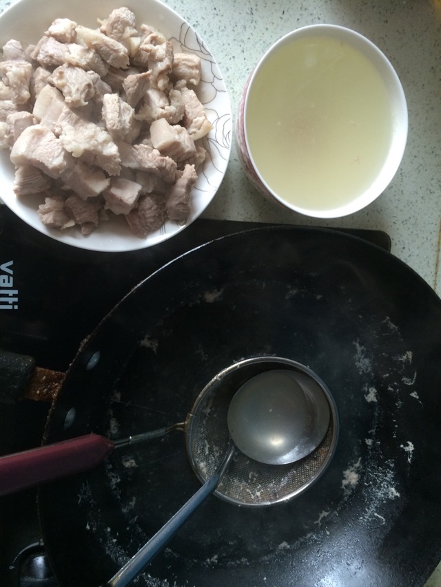 鹌鹑蛋红烧肉的做法图解3