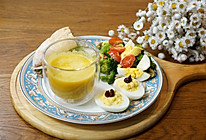 精致早餐：魔鬼蛋配西兰花沙拉的做法