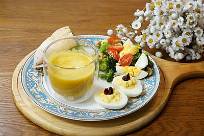 精致早餐：魔鬼蛋配西兰花沙拉