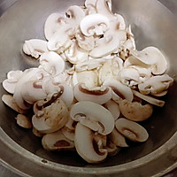 口蘑肉片汤的做法图解1