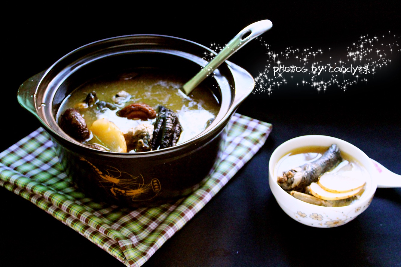 Black chicken soup with mushroom and Gastrodia