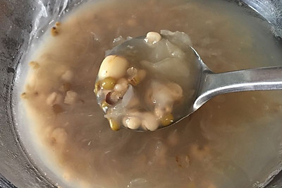 绿豆银耳莲子薏米汤