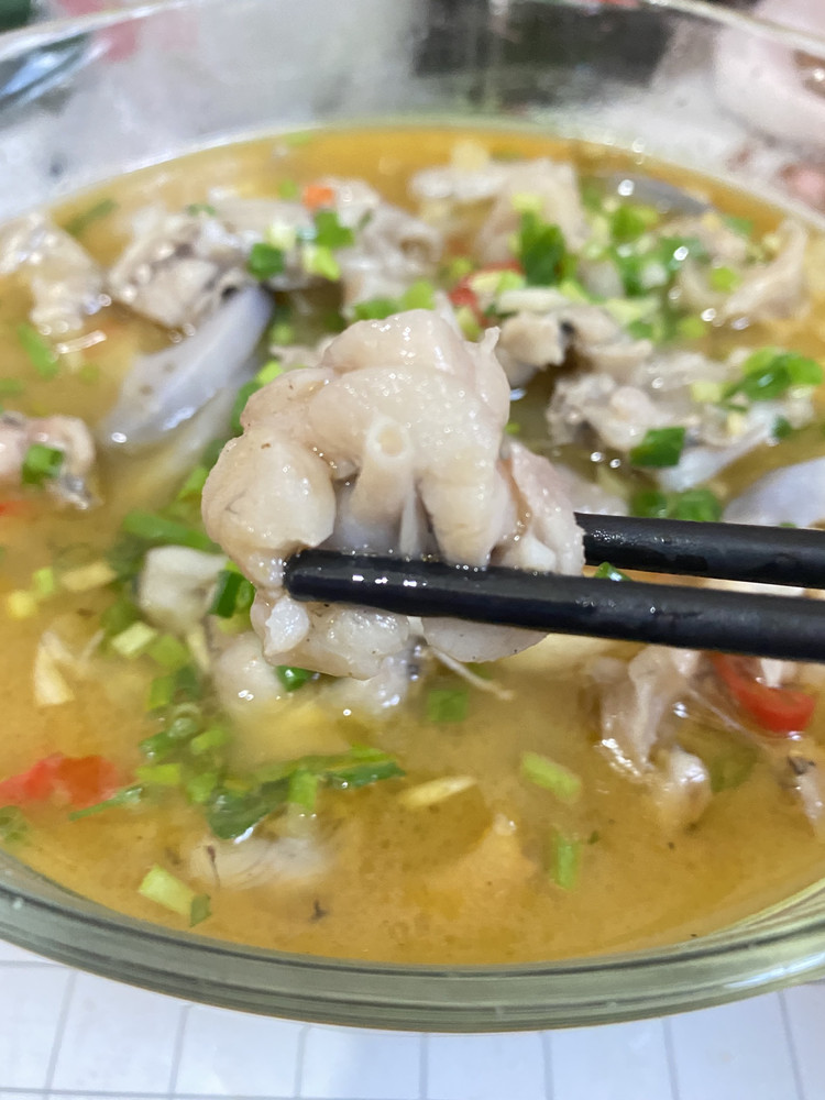酸汤牛蛙的做法
