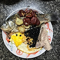 补血补钙之黑豆骨头鲫鱼汤的做法图解3