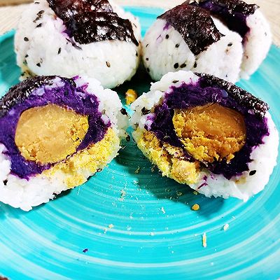 锦娘制——紫薯咸蛋黄肉松饭团