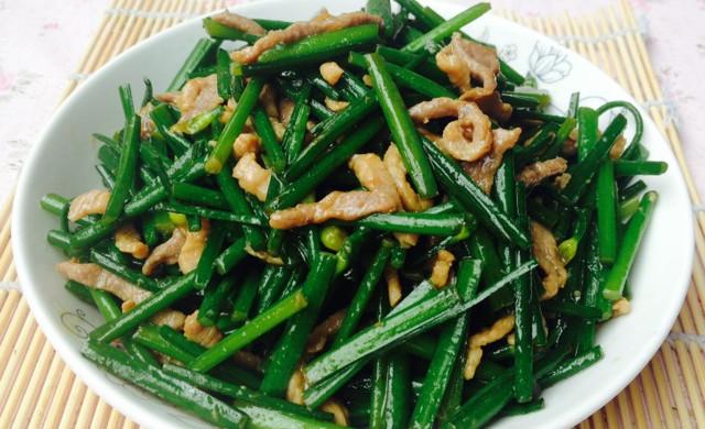 炒出滑嫩肉丝--韭菜苔炒肉丝