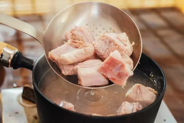 电饭煲土豆焖排骨｜日食记的做法图解2