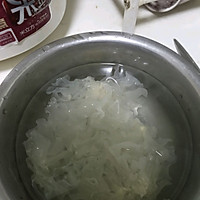 冰糖银耳羹的做法图解1