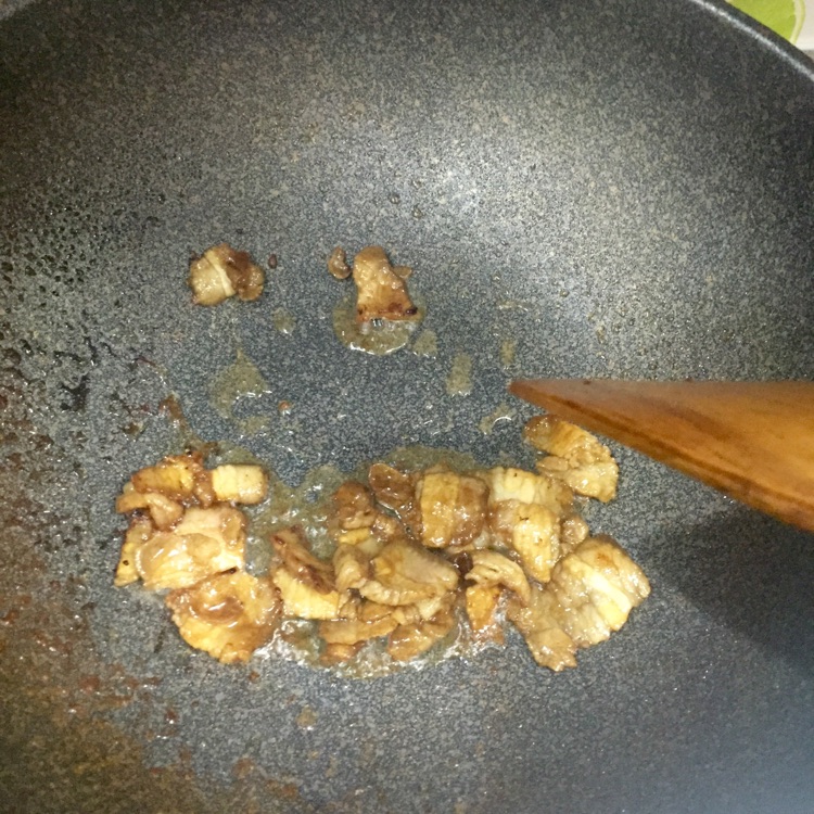 辣白菜炒五花肉的做法图解2