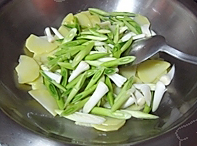 蒜苗土豆炒腊肉的做法图解3