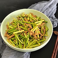 蒜苔肉丝有人焯水，有人直接炒，都不对，用这方法做不油腻还下饭的做法图解5