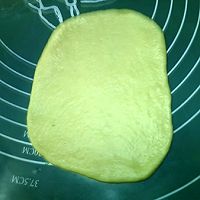 #憋在家里吃什么#豆沙毛毛虫面包的做法图解9
