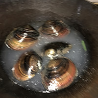河蚌香菇粥的做法图解2