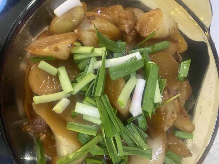 红烧肉炖白萝卜、好吃又营养的做法