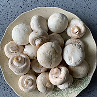 口蘑鸡腿肉的做法图解3