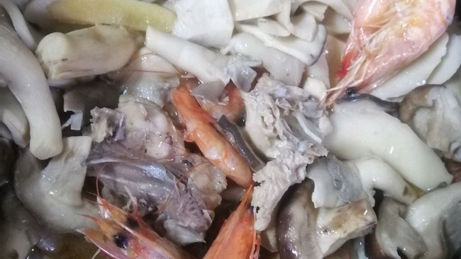 鸡肉鲜虾炖杂菇的做法