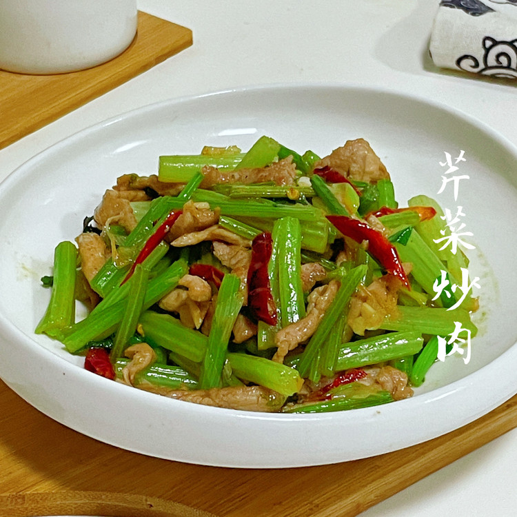 芹菜炒肉的做法