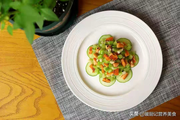 黄瓜杏鲍菇烩三文鱼/夏季家常版，减肥增加记忆力的做法