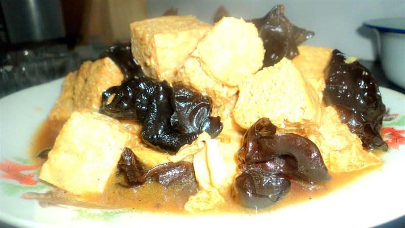 Stir fried fungus with frozen tofu