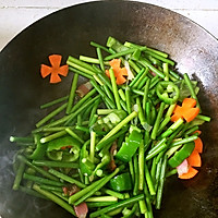 蒜台腊肉的做法图解2