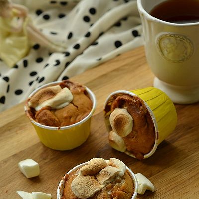 焦香棉花糖纸杯蛋糕