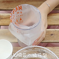 #美食说出“新年好”#红色纸杯蛋糕：送你一朵小红花～的做法图解12