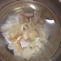 莲子百合皂角炖丑耳（秋季滋润汤）的做法图解2