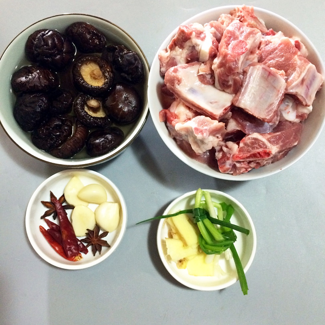 香菇鲫鱼豆腐汤,香菇鲫鱼豆腐汤的家常做法 - 美食杰香菇鲫鱼豆腐汤做法大全