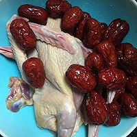 红枣乳鸽汤的做法图解1