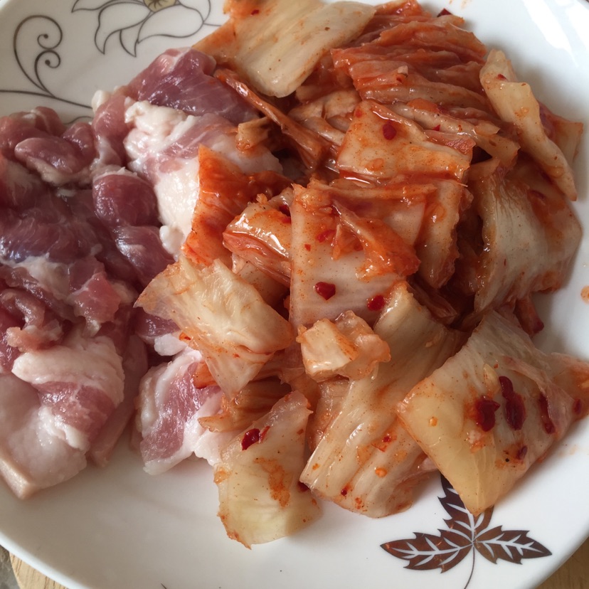 辣白菜五花肉锅的做法图解1