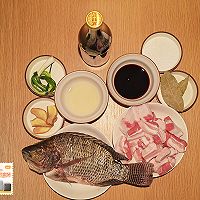 西数传家菜：鲫鱼红烧肉的做法图解1