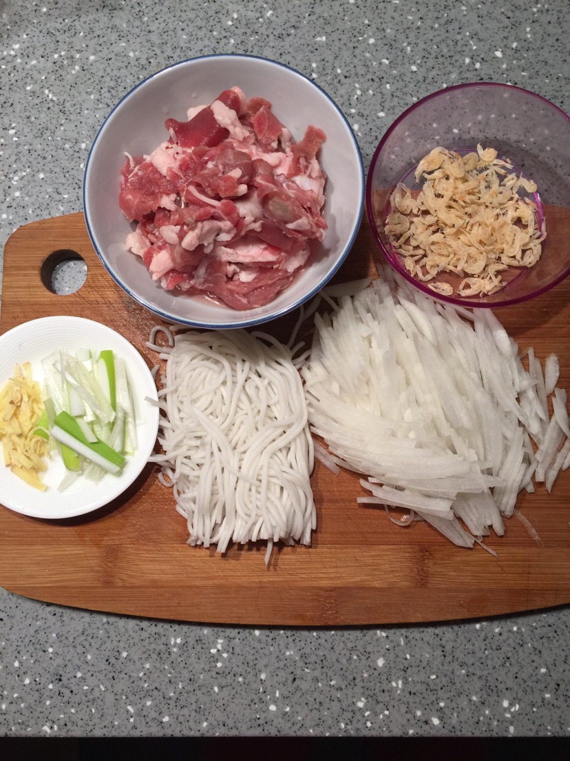 白萝卜汆羊肉的做法图解1