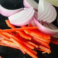 营养好吃又好做的芹菜白玉菇土豆条的做法图解2