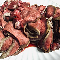 #一勺葱伴侣，成就招牌美味#酒香煎牛舌的做法图解2