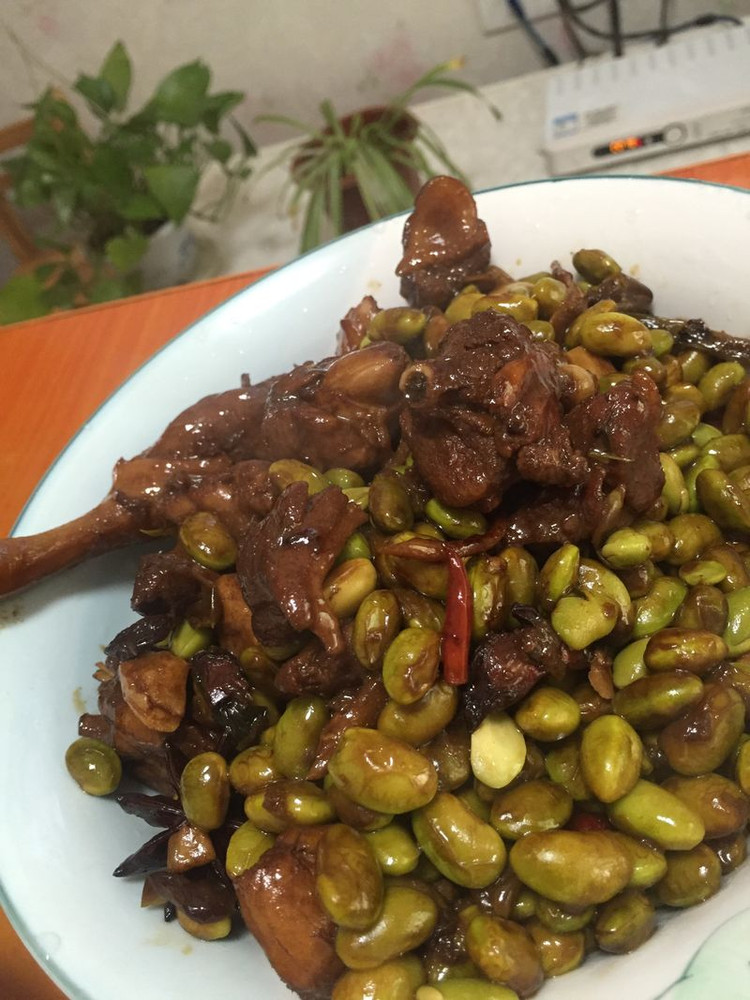 毛豆烧鸭腿的做法