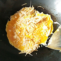 超级简单儿童版金针菇炒鸡蛋的做法图解3