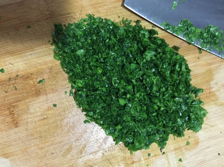 虾泥鸡肉荠菜卷的做法图解2