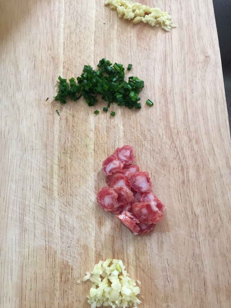 鸡蛋腊肠炒饭的做法图解1