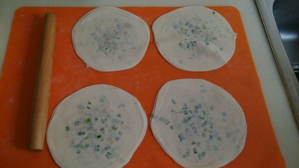 懒人快手葱油饼(饺子皮版)