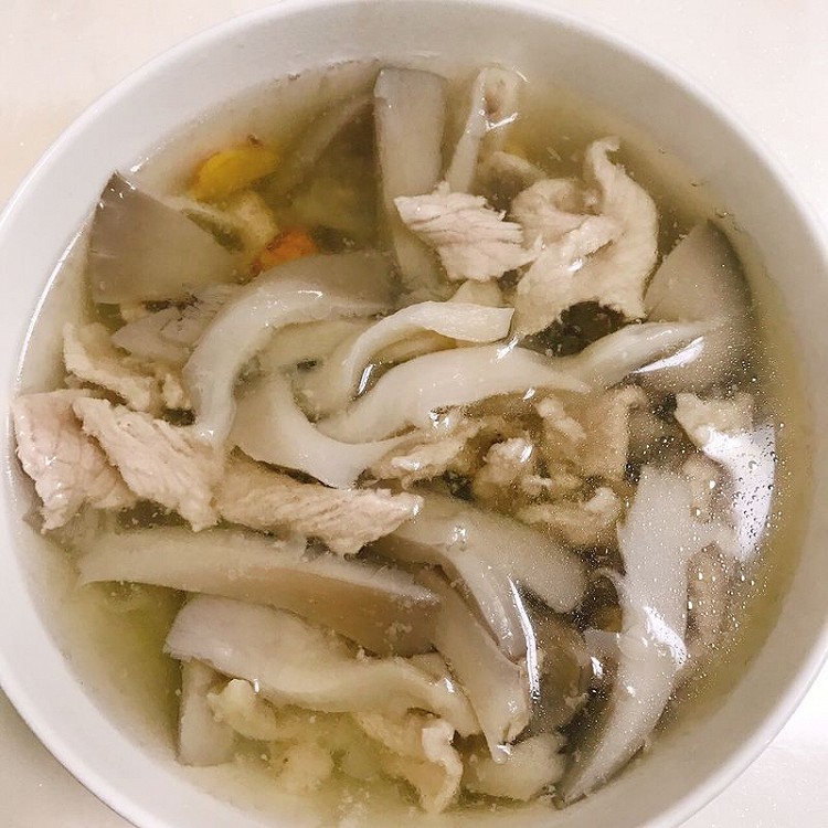 蘑菇肉片汤的做法