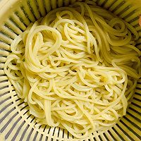 #葱伴侣豆瓣酱能蘸善炒#一人食之香肠煎蛋面的做法图解6