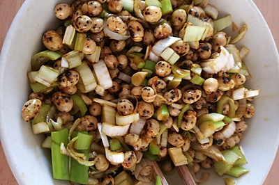 筋巴豆（炒拌黄豆）