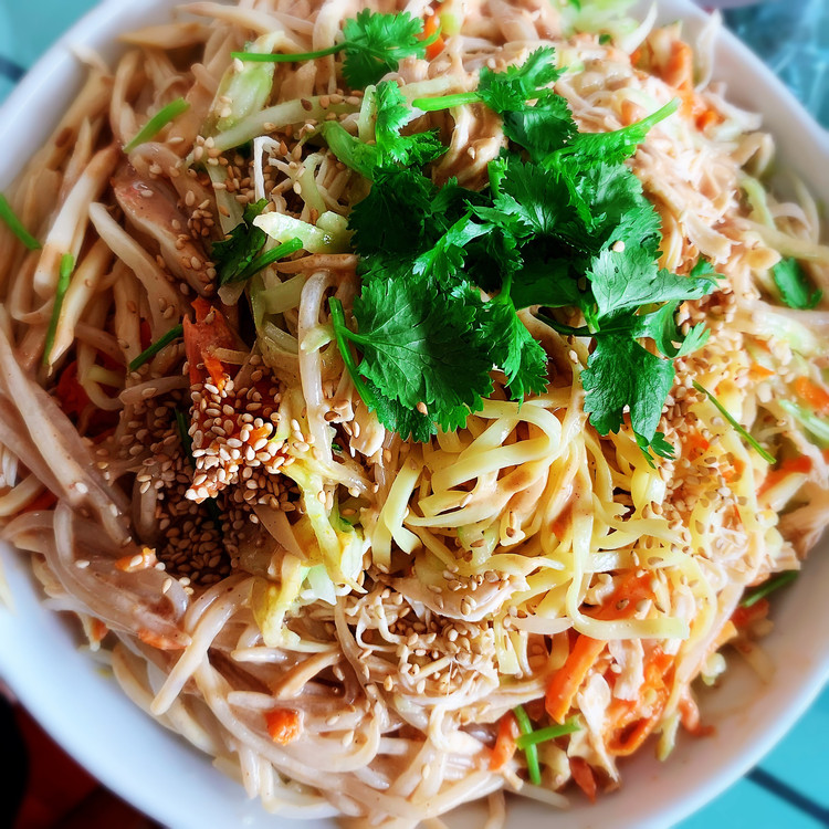 夏至柠檬鸡丝杏鲍菇凉面（父亲节美食）的做法