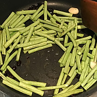豆豉鲮鱼炒豆角 #春天中的一抹绿色#的做法图解3
