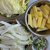 砂锅炖土豆白菜豆腐的做法图解1
